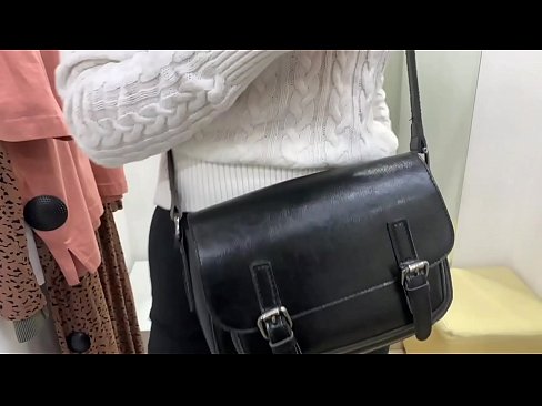 ❤️ Offentlig onani av ungtispe FeralBerry med en dildo i prøverommet ❤❌ Porno vk hos oss