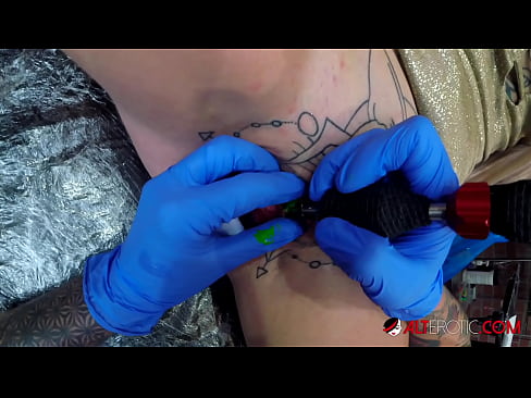❤️ Ekstremt tatovert hottie Sully Savage tok en tatovering på klitoris ❤❌ Porno vk hos oss